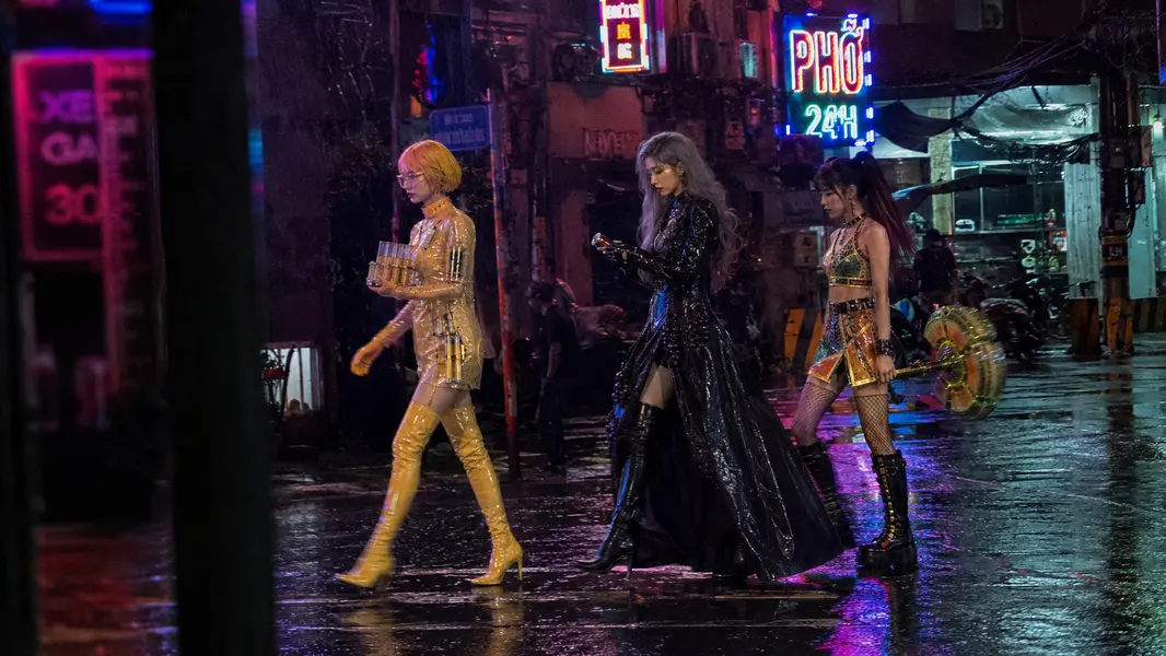 Burning Fruit Girls — Hami, Ning, Grape: NIGHT ROUTE. Backstage record at District 7 night street.