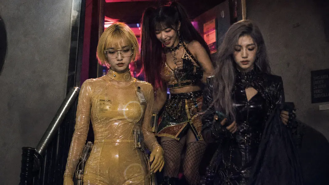 Burning Fruit Girls — Hami, Ning, Grape: STAIRWELL EXIT. Backstage record at backstage stairwell.
