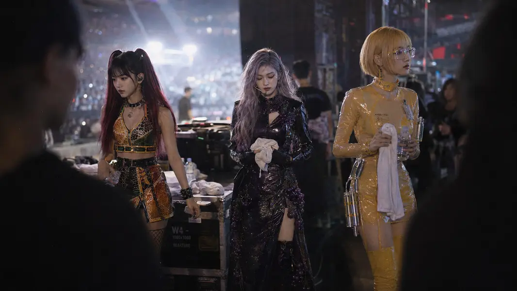 Burning Fruit Girls — Hami, Ning, Grape: STAGE DOOR. Backstage record at backstage entrance.