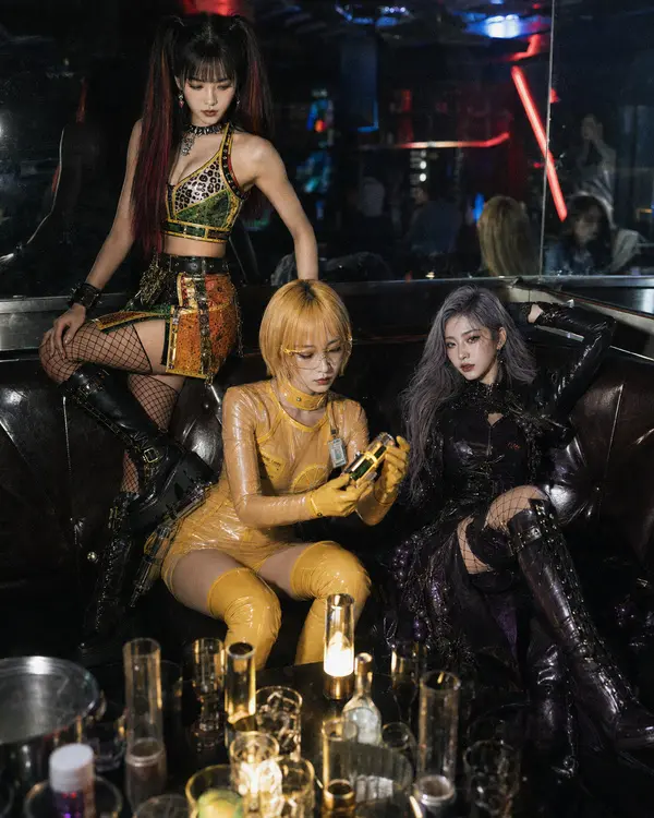 Burning Fruit Girls — Hami, Ning, Grape: AFTERSHOW TABLE. Backstage record at aftershow room.