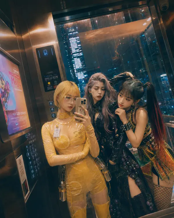 Burning Fruit Girls — Hami, Ning, Grape: ELEVATOR MIRROR. Backstage record at District 7 service lift.