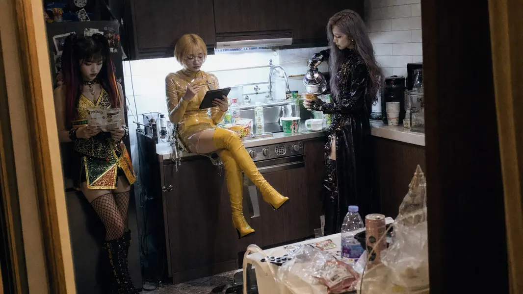 Burning Fruit Girls — Hami, Ning, Grape: KITCHEN BREAK. Off-duty record at temporary kitchen.
